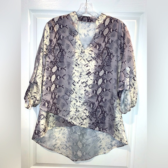 CHIC ❤️ Boutique faux snakeskin roll sleeve crossover women’s top size medium - Picture 1 of 12